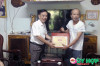 Đồng chi Phan Đình Đạt, Bí thư Huyện uỷ Quỳ Hợp đến thăm hỏi, tặng quà cho gia đình ông Trương Phi Long, BB 2/3 ở xóm Minh Hoà