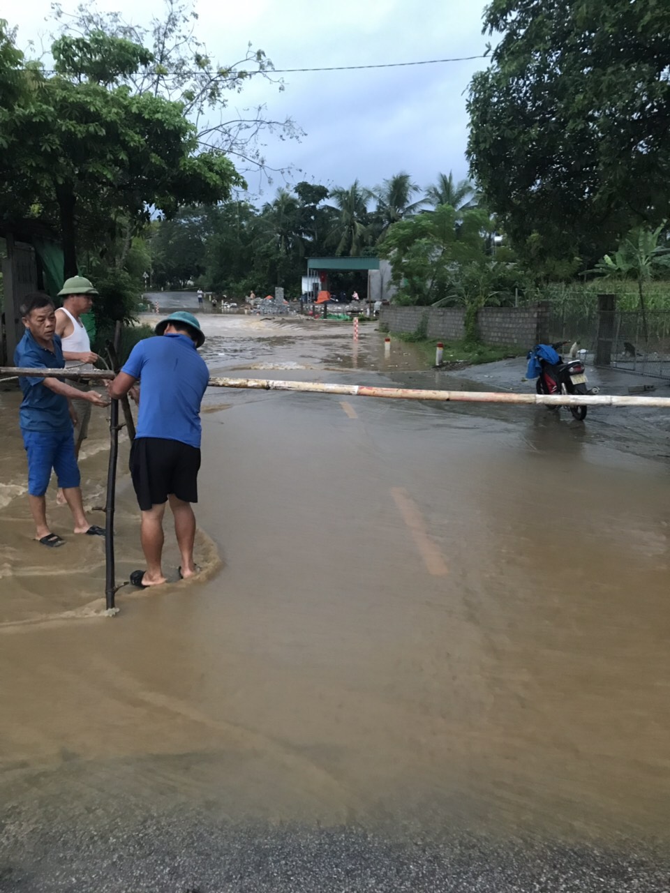 Hình tại cầu Làng Thiếu xóm Minh Tiến